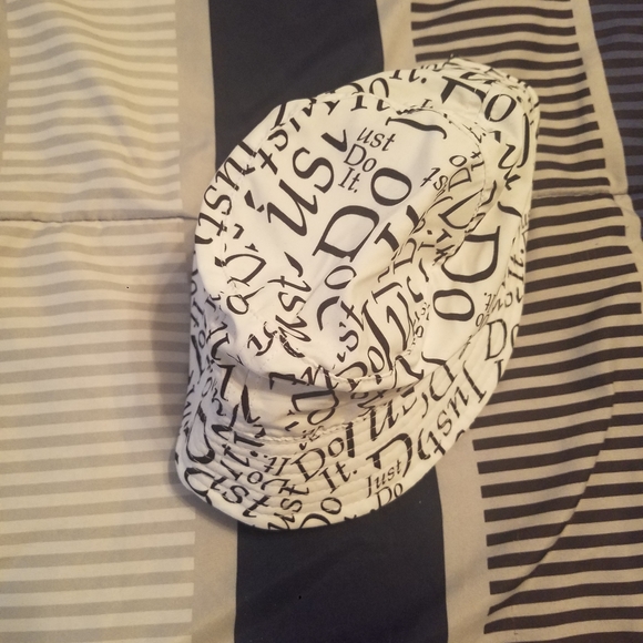 Nike - Picture 3 of 4